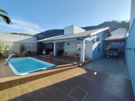 Linda casa, Bairro Nova Esperança - Balneário Camboriú.