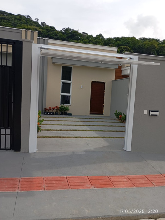 CASA TÉRREA COM 02 VAGAS DE GARAGEM NO CEDROS EM CAMBORIÚ 