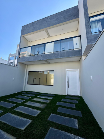 SOBRADO AMPLO COM PISCINA NO TERRAS ALTAS EM CAMBORIÚ 