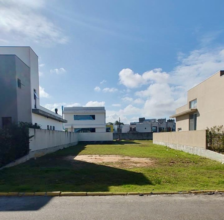 TERRENO NO CONDOMÍNIO CALEDÔNIA EM CAMBORIÚ 