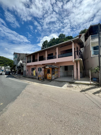 CASA AMPLA COM EXCELENTE LOCALIZAÇÃO NO BAIRRO DA BARRA EM BALNEÁRIO CAMBORIÚ