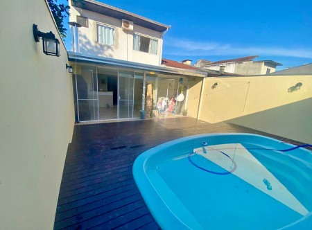 AMPLO SOBRADO COM 03 DORMITÓRIOS E ESPAÇO DE FUNDOS COM PISCINA NO SANTA REGINA EM CAMBORIÚ