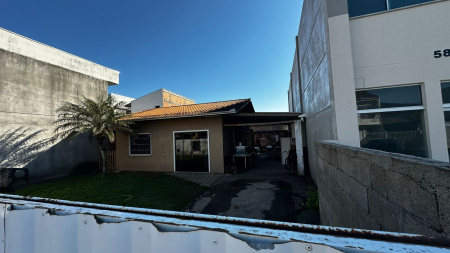 CASA TÉRREA COM AMPLO TERRENO NO BAIRRO NOVA ESPERANÇA EM BALNEÁRIO CAMBORIÚ