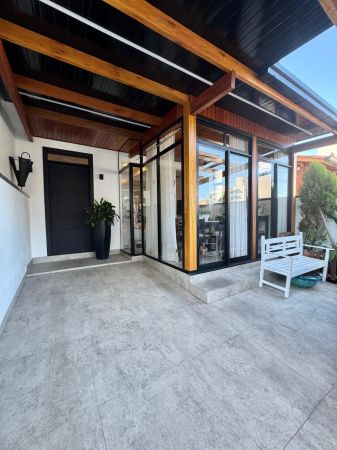 LINDA CASA SEMI MOBILIADA COM AMPLO ESPAÇO DE FUNDOS E UM MARAVILHOSO SÓTÃO EM CAMBORIÚ