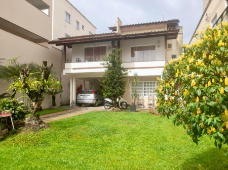 CASA COM AMPLO TERRENO LOCALIZADA NO CENTRO DE CAMBORIÚ