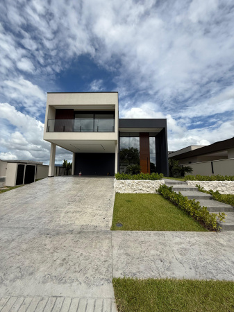 AMPLA CASA NA MELHOR ÁREA DO CONDOMÍNIO CALEDÔNIA EM CAMBORIÚ