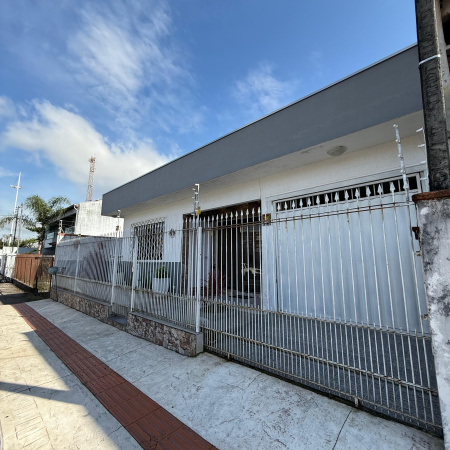 CASA TOTALMENTE TÉRREA E COM PISCINA NO CENTRO DE BALNEÁRIO CAMBORIÚ