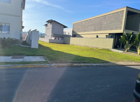 Lindo Terreno no Condominio Caledonia em Camboriú.