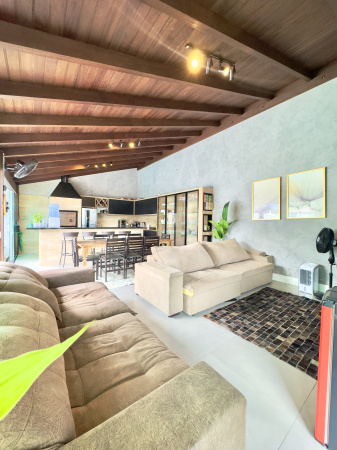 Casa com terreno amplo 