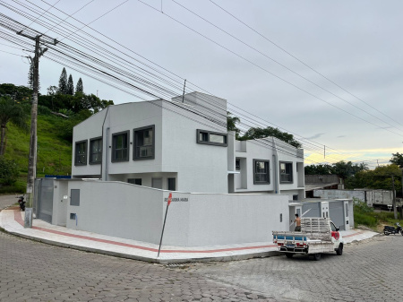 Sobrado a venda com 2 vagas espaçosas e quintal