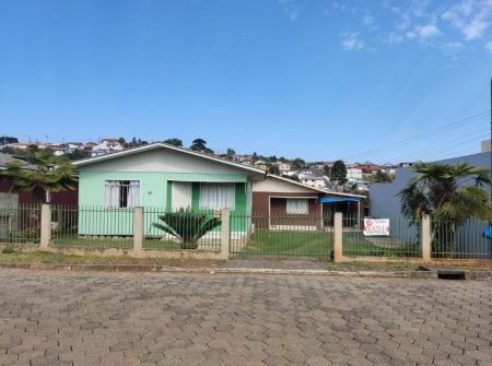 LOTE COM DUAS RESIDENCIAS