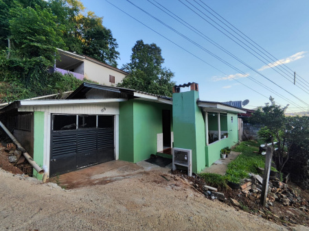 Casa mista em ótimo estado.