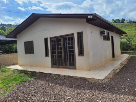 Casa com 3 quartos e área de serviço