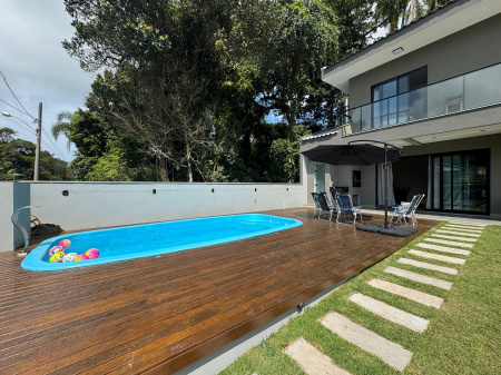 Casa de Alto Padrão com Piscina à Venda no Mariscal.