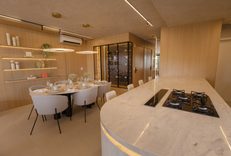 Apartamento Alto Padrão Decorado – 4 Suítes, 261m² Privativos e 4 Vagas – Posição Solar Privilegiada