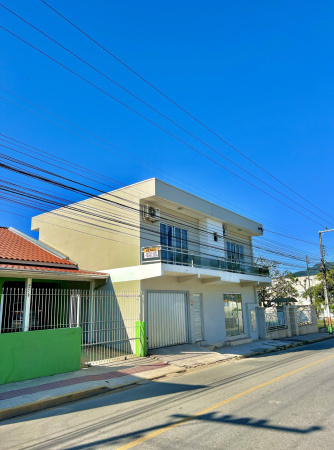 CASA CENTRAL COM SALA COMERCIAL