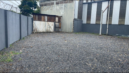 Oportunidade Comercial! Terreno com Galpão  – 441m² Totais