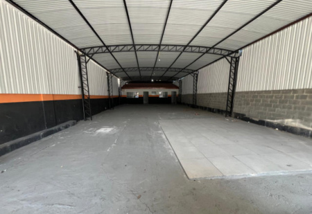 Galpão de 300 m² com Escritório, Cozinha Americana e 2 Banheiros