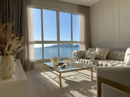 Showroom com vista panorâmica para praia e Píer