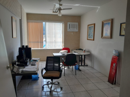 Sala para locação R$ 1000, localizada na Av.Leitão da Silva.